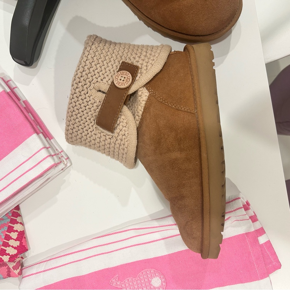 Mini Chestnut UGG boots with knitting